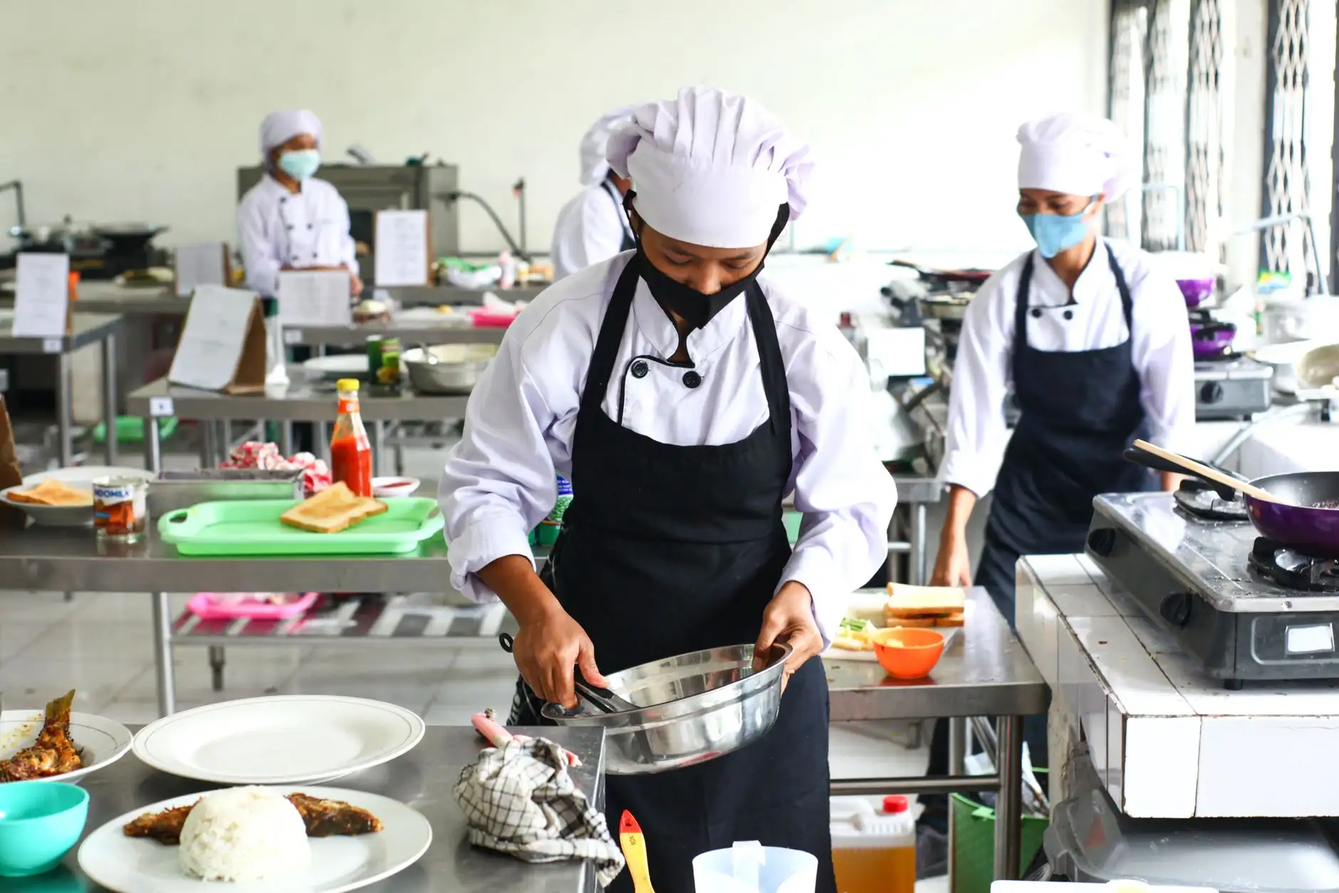 重庆美甲店甲油胶批发选型指南：从色号到固化性能的对比分析
