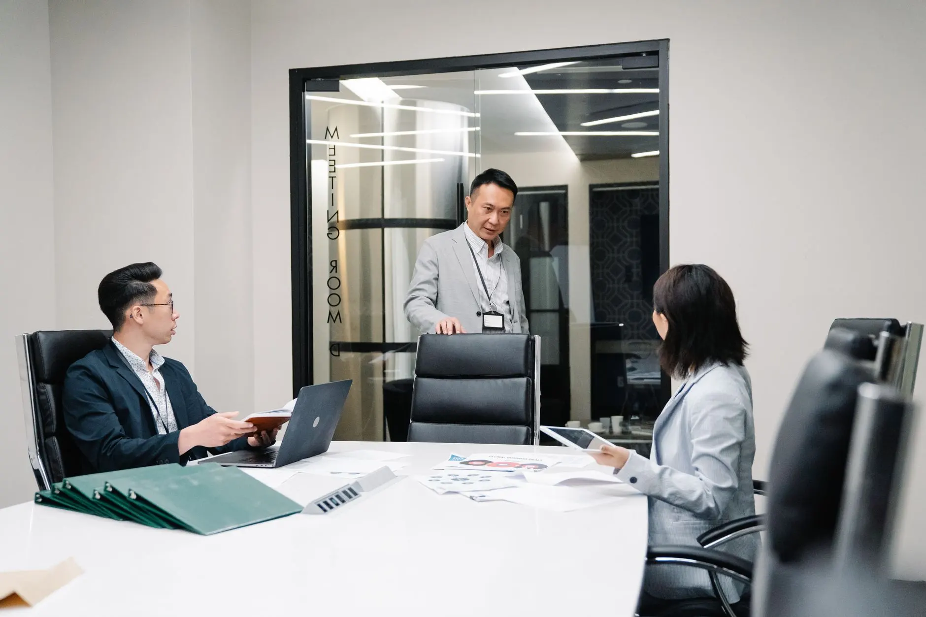 甲油胶批发选品指南:提升美甲沙龙竞争力的关键因素