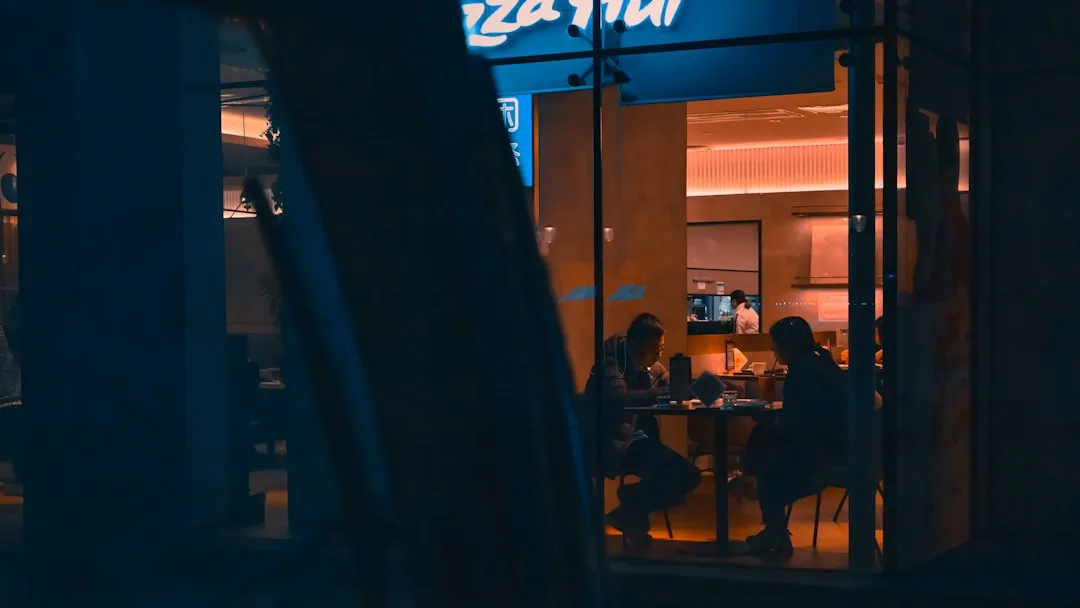 重庆美甲店甲油胶批发选型指南：兼顾色彩与持久度