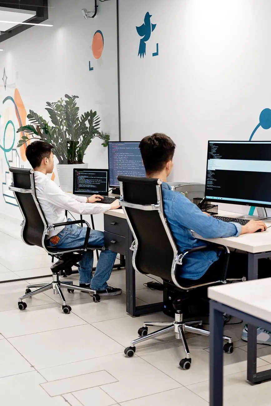 美甲沙龙常用工具与设备维护保养技术要点